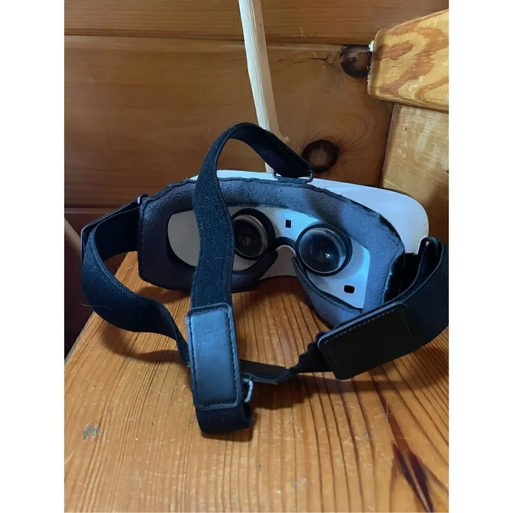 SAMSUNG Gear VR Virtual Reality Oculus Headset Glasses SM-R322 White